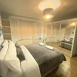 Stylish 2 Bedroom Apartment Sleeps 5 - 3 Mins Walk To Mile End Station