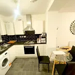 Stylish 2 Bedroom Apartment Sleeps 5 - 3 Mins Walk To Mile End Station