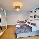 Stylish 2 Bedroom Apartment Sleeps 5 - 3 Mins Walk To Mile End Station