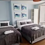 Stylish 2 Bedroom Apartment Sleeps 5 - 3 Mins Walk To Mile End Station