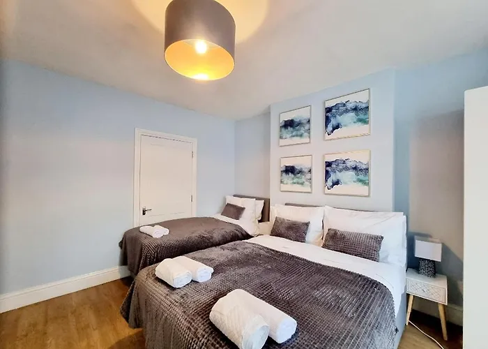 Stylish 2 Bedroom Apartment Sleeps 5 - 3 Mins Walk To Mile End Station