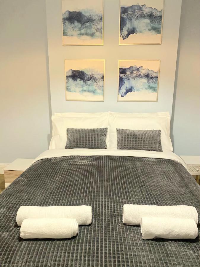 Stylish 2 Bedroom Sleeps 5 - 3 Mins Walk To Mile End Station * Londra