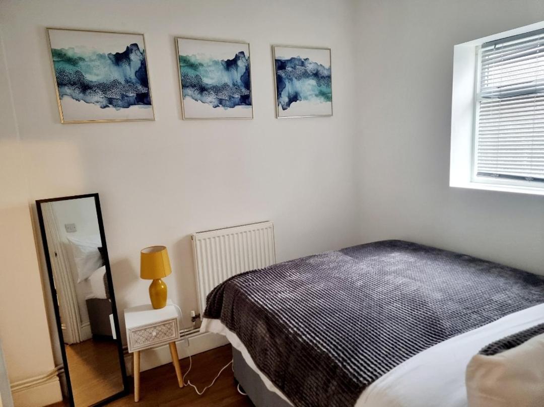 Stylish 2 Bedroom Sleeps 5 - 3 Mins Walk To Mile End Station Appartamento Londra