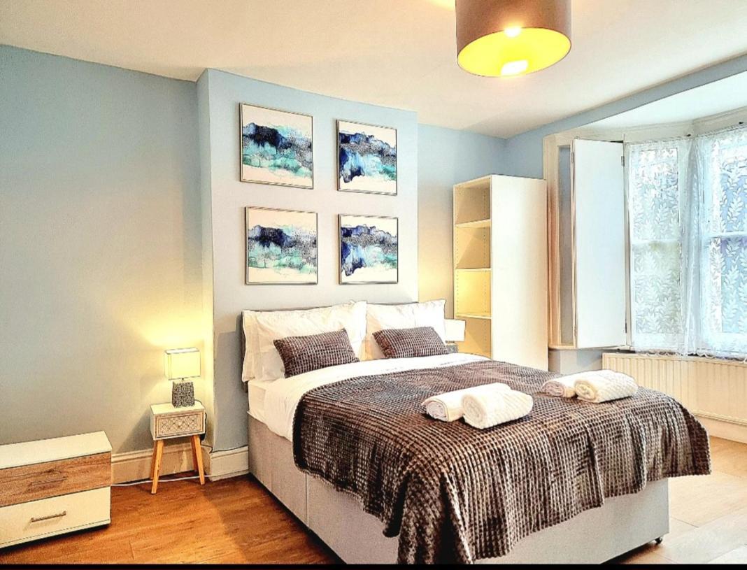 Stylish 2 Bedroom Sleeps 5 - 3 Mins Walk To Mile End Station Appartamento *