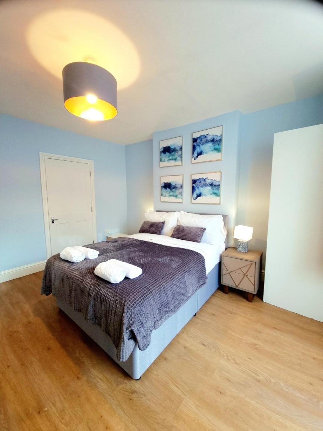 Stylish 2 Bedroom Sleeps 5 - 3 Mins Walk To Mile End Station Londra