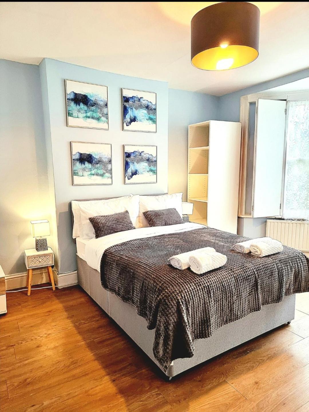 Stylish 2 Bedroom Sleeps 5 - 3 Mins Walk To Mile End Station *